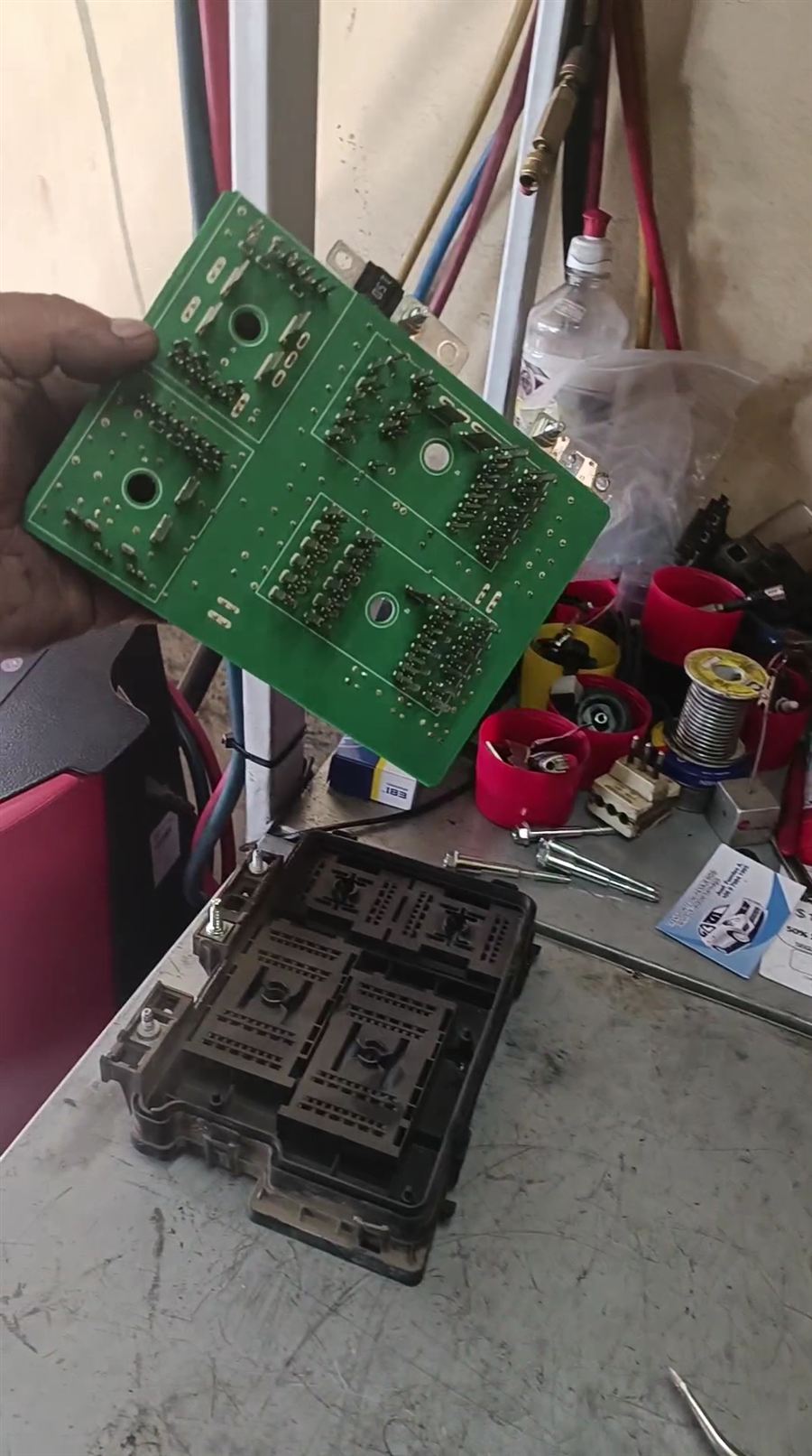 Reparación de una placa electrónica de auto