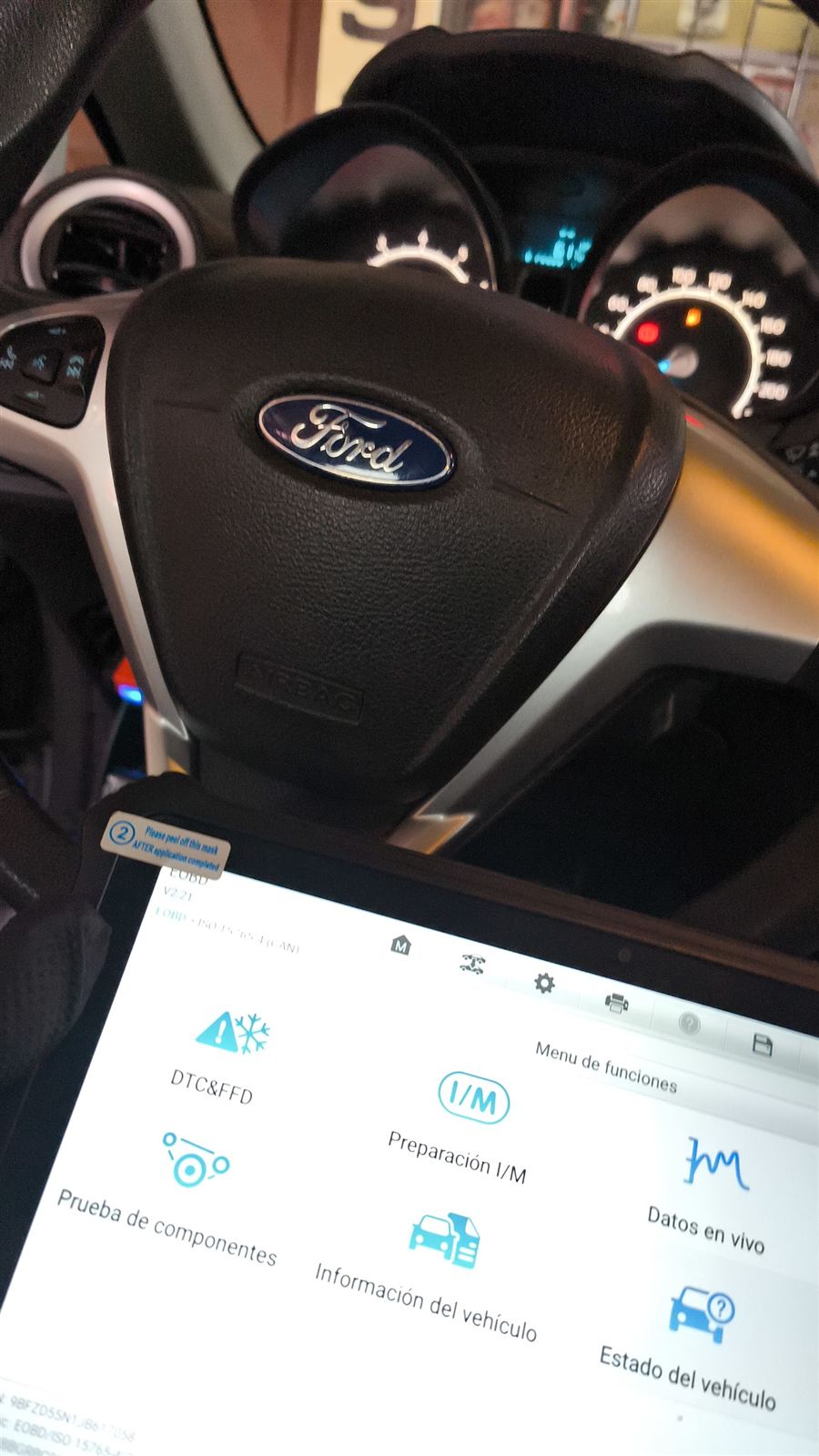 Diagnóstico con escáner en el tablero de un auto