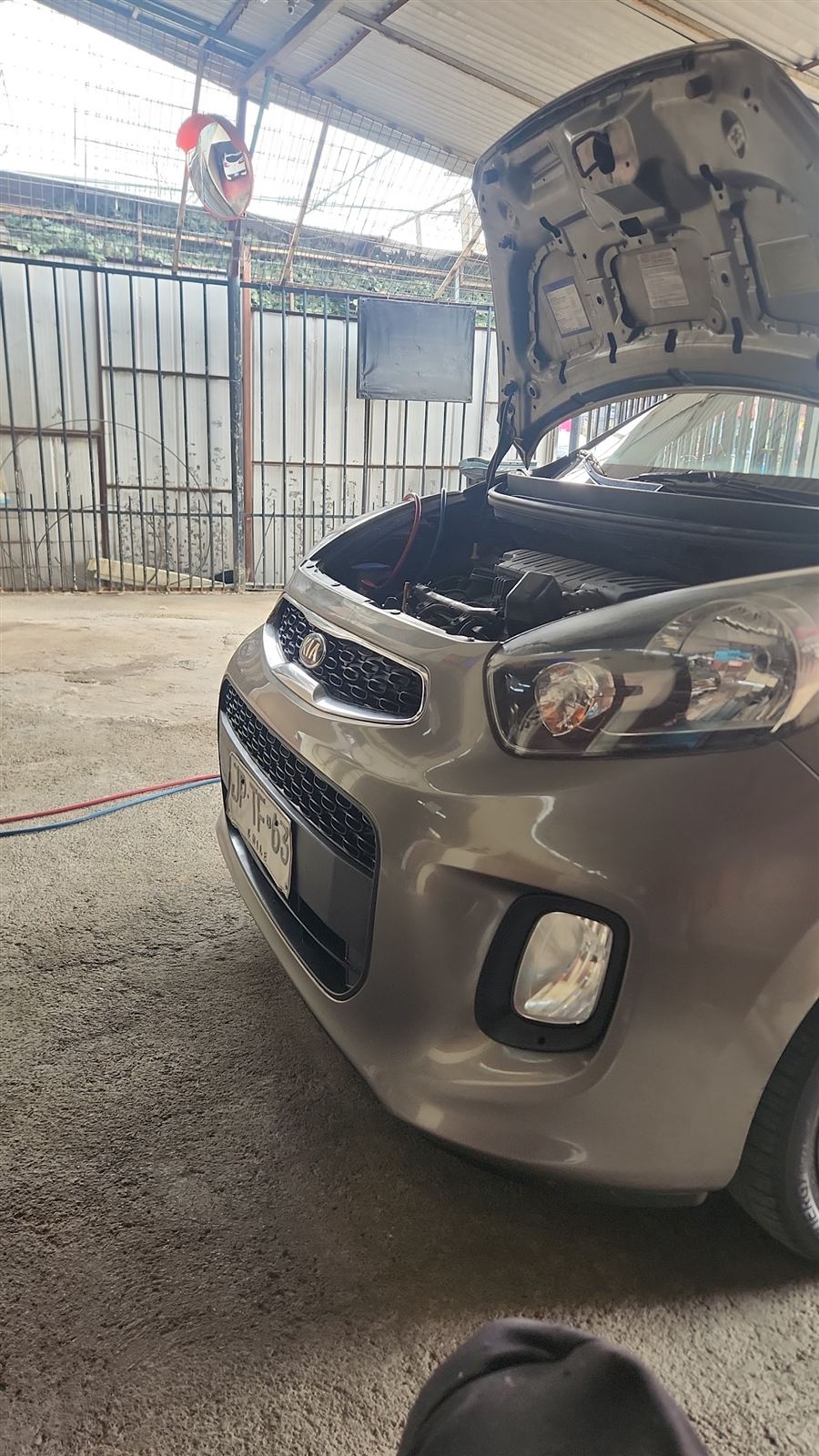 Auto en revisión con el capó abierto