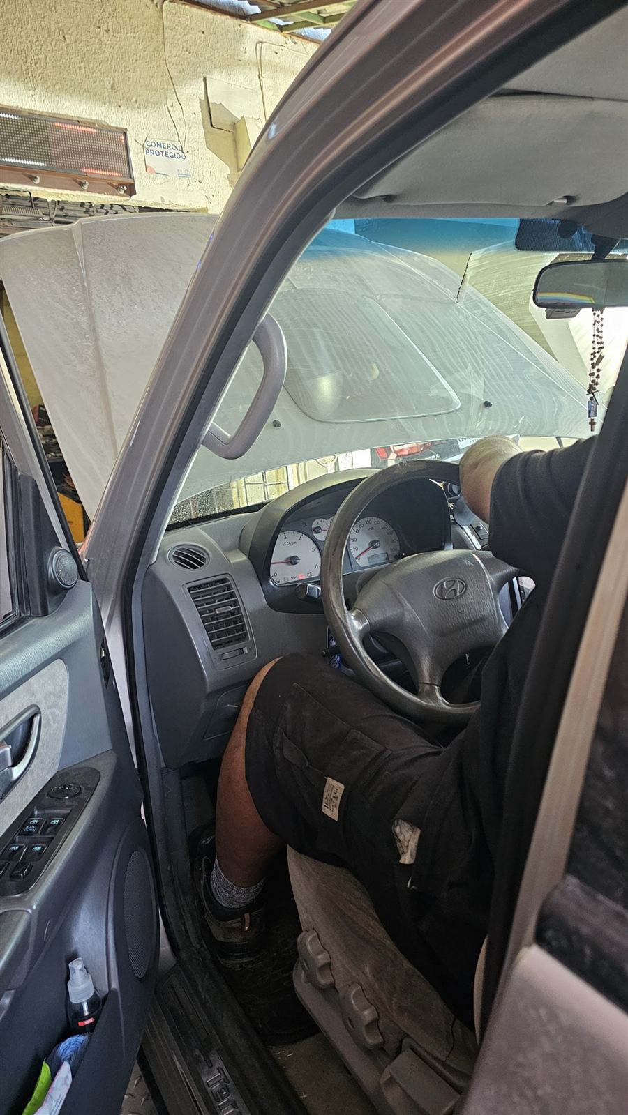 Mecánico trabajando en el interior de un auto